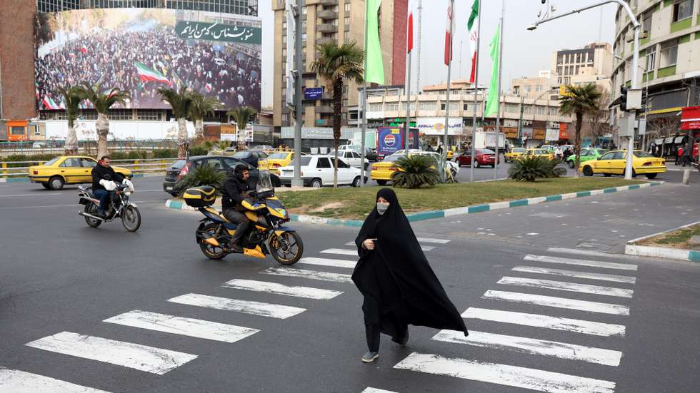 epa12660999 Iranians walk in a street in Tehran, Iran, 19 January 2026. Iran is experiencing a nationwide internet blackout that began on 08 January 2026, amid an intensifying wave of anti-government protests.  EPA/ABEDIN TAHERKENAREH
