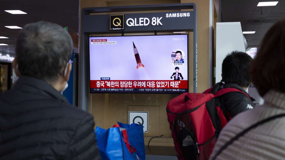 epaselect epa10282967 People watch the news at a station in Seoul, South Korea, 03 November 2022. According to South Korea's Joint Chiefs of Staff (JCS), North launched an Intercontinental Ballistic Missile (ICBM) and two short-range into the East Sea.  EPA/JEON HEON-KYUN
