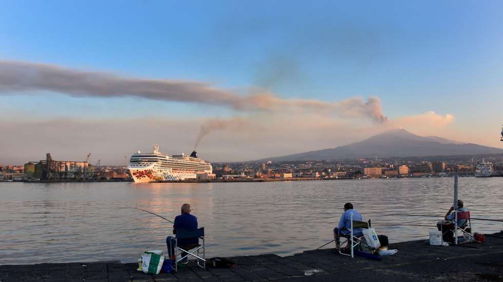 epaselect epa13160811 A plume of ash and smoke billows from Mount Etna, seen from Catania, Sicily, Italy, 11 August 2026. The volcanic activity caused the suspension of all flights arriving at and departing from Catania Airport.  EPA/ORIETTA SCARDINO