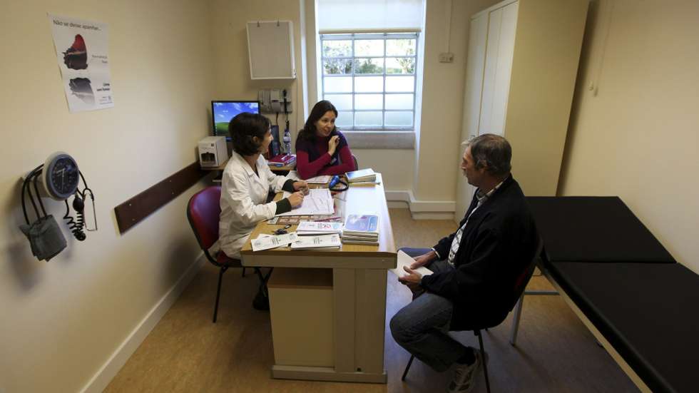 Os centros de saúde realizaram menos 11,4 milhões de consultas presenciais em 2020 (-38%)