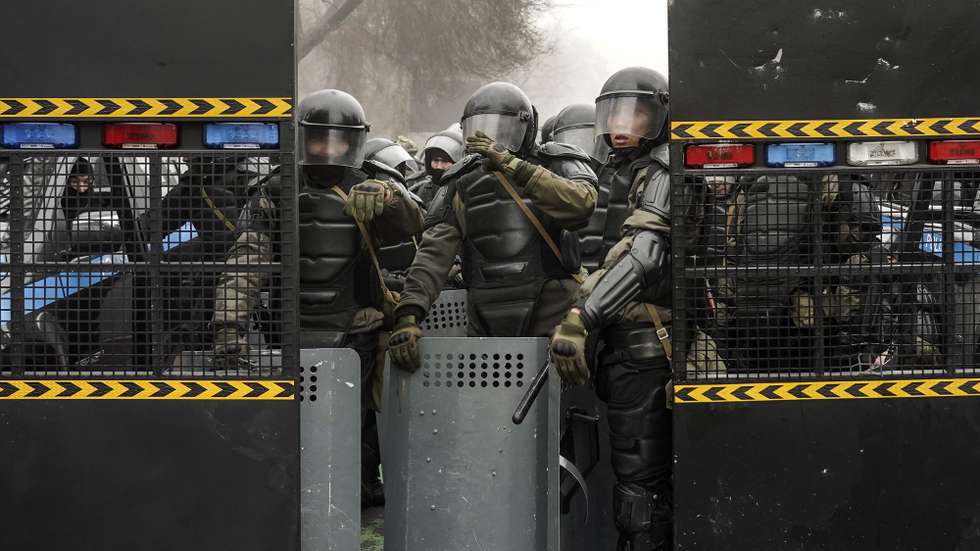 epaselect epa09667767 Riot police officers block a street during a protest rally over a hike in energy prices in Almaty, Kazakhstan, 05 January 2022. Protesters stormed the mayor's office in Almaty, as Kazakh President Kassym-Jomart Tokayev declared a state of emergency in the capital until 19 January 2022.  EPA/STR