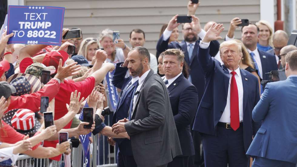 epa10714225 Republican candidate for President, former US President Donald J. Trump (C-R) arrives for the opening of his campaign headquarters in Manchester, New Hampshire, USA, 27 June 2023.  EPA/CJ GUNTHER