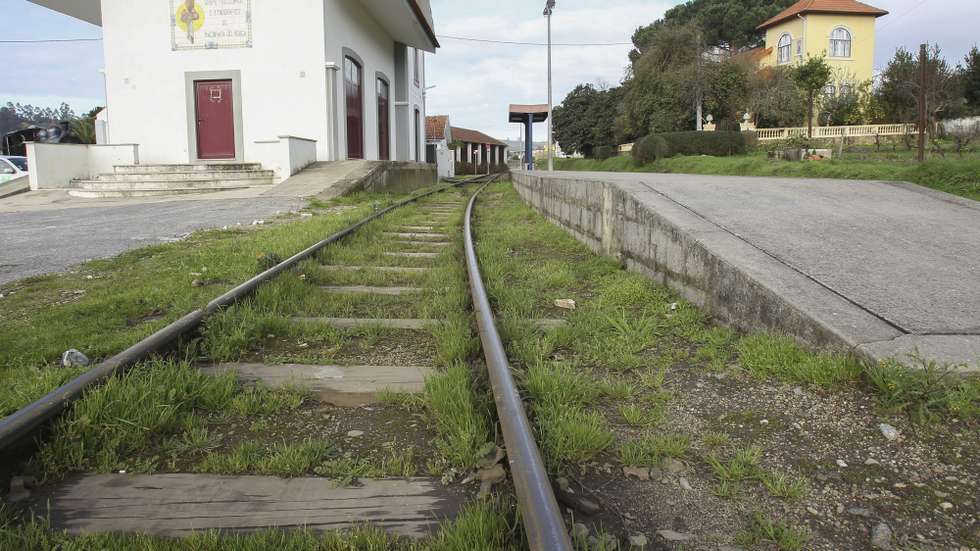 Esta empreitada integra o Plano de Reabilitação da Linha do Vouga que a IP tem em curso e que contempla a reabilitação da superestrutura de via
