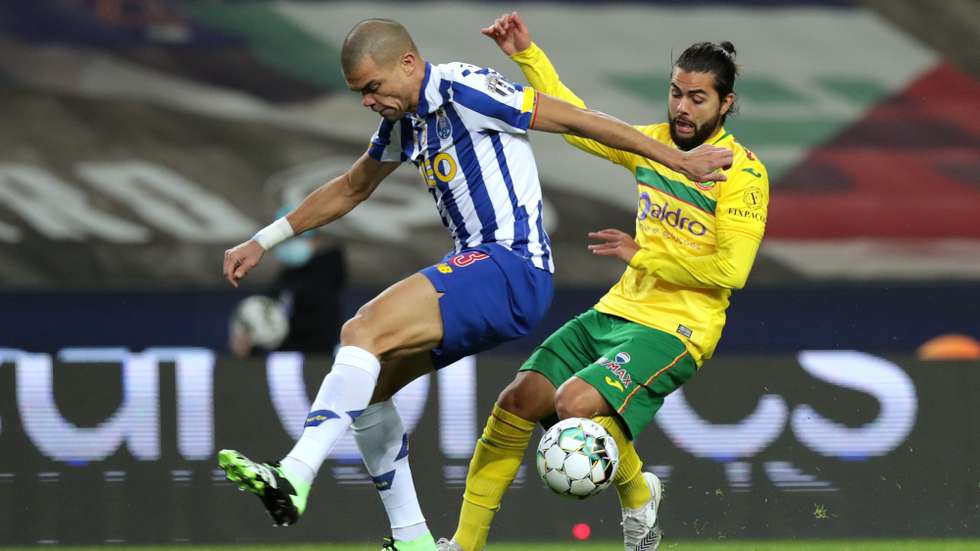 O jogador do FC Porto, Pepe (E), disputa a bola com o jogador do Paços de Ferreira, João Amaral (D), durante o jogo dos quartos de final da Taça da Liga de Futebol, disputado no Estádio do Dragão, Porto, 16 de dezembro de 2020. ESTELA SILVA/LUSA