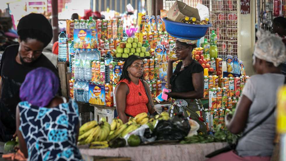 Vendedoras ambulante no mercado de Eskwanzas, queixam-se da “fraca rentabilidade” da atividade que há um ano, por força das limitações da covid-19, cinge-se apenas numa “batalha” para a “busca do pão para os filhos” e ausência de lucros, em Luanda, Angola, 17 de março de 2021. As “zungueiras”, como são conhecidas as vendedoras ambulantes em Angola, afirmam que a atividade deixou de ser rentável, sobretudo devido à covid-19, e a sua trajetória diária resume-se apenas na busca do pouco para que o sustento dos filhos. (ACOMPANHA TEXTO DA LUSA DO DIA 19 DE MARÇO DE 2021). AMPE ROGÉRIO/LUSA