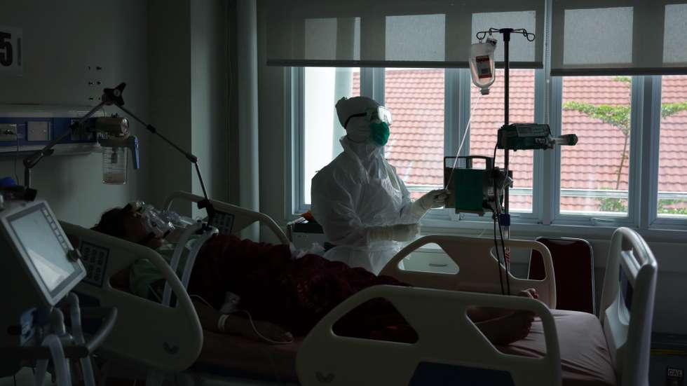 epa09294740 An intensive care unit (ICU) worker conducts a routine medical checkup for a COVID-19 patient at Bogor City Hospital, Indonesia, 23 June 2021. Indonesia has recorded over two million COVID-19 cases since the beginning of the pandemic.  EPA/ADI WEDA