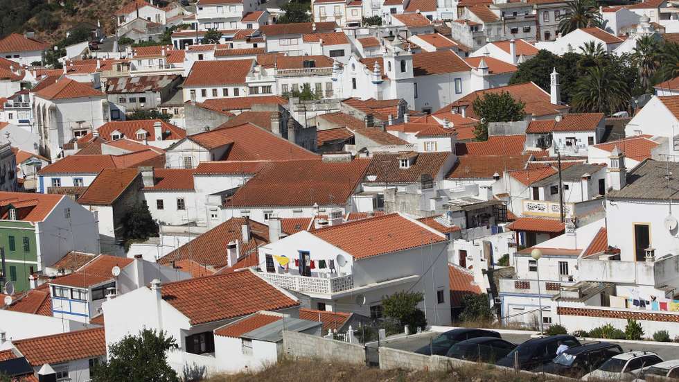 Vista de Odemira.Dotada de uma localização estratégica entre a serra da Cabeça Gorda e a serra dos Pinheiros, a 20 Km da costa, serviu-se do rio Mira para acentuar essa situação favorável, já que a via era natural ponto de passagem e penetração para o Alentejo interior. Este facto fez dela um ponto estratégico cobiçado pelos vários povos que aqui viveram. O povoamento do concelho é bastante remoto, como o provam os numerosos vestígios de culturas anteriores à romanização e os testemunhos das culturas posteriores. Tendo estado, naturalmente, sob ocupação romana, foi porém com os mouros que foi construído, provavelmente no local de "oppidum" romano, um castelo, chamando à povoação "Wadi Emir". Após ter sido conquistado aos mouros, por D. Afonso Henriques, em 1166, o castelo terá sido doado ao Bispo do Porto em 1265 e reconstruído. Em 1319, foi reedificado com uma nova cerca por ordem de D. Dinis; a vila (e seu termo) foi doada ao almirante Micer Manuel Peçanha e seus descendentes. Os restos da muralha articulam-se de forma interessante com alguns edifícios, definindo a expansão urbanística da vila. A vila recebeu carta de foral de D. Afonso III, em 1256, e, semelhante ao que aconteceu em Beja, D. Manuel renovou-a em 1510. Foram condes de Odemira D. Sancho de Noronha e D. Mécia de Sousa, no reinado de D. Duarte. Nesta casa se conservou até ao reinado de D. João IV, quando foi doada a D. Francisco de Faro. Mais tarde, D. Pedro II doou-a ao primeiro Duque de Cadaval. Este concelho de grandes dimensões apresenta uma variedade geográfica e panorâmica, com múltiplas culturas agrícolas e espaços florestais. Economicamente, Odemira sustenta-se sobretudo à custa da agricultura e da pecuária – cereais, legumes, gado, madeira, cortiça, fruta e aguardente de medronho – mas também possui indústrias de concentrado de tomate e cerâmica, bem como uma actividade piscatória considerável.
ANTONIO COTRIM/LUSA