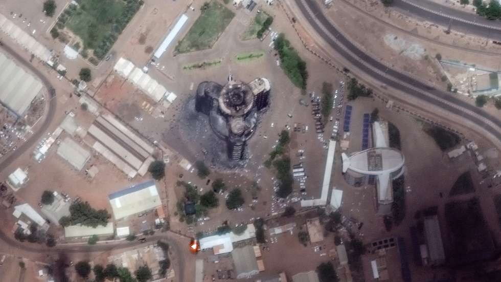 epa10576103 A handout satellite image made available by Maxar Technologies shows the burned and damaged General Command of the Sudanese Armed Forces headquarters building in Khartoum, Sudan, 16 April 2023. Heavy gunfire and explosions were reported in Sudan's capital Khartoum on 15 April between the army and a paramilitary group following days of tension centering around the country's proposed transition to civilian rule.  EPA/MAXAR TECHNOLOGIES HANDOUT -- MANDATORY CREDIT: SATELLITE IMAGE 2023 MAXAR TECHNOLOGIES -- THE WATERMARK MAY NOT BE REMOVED/CROPPED -- HANDOUT EDITORIAL USE ONLY/NO SALES