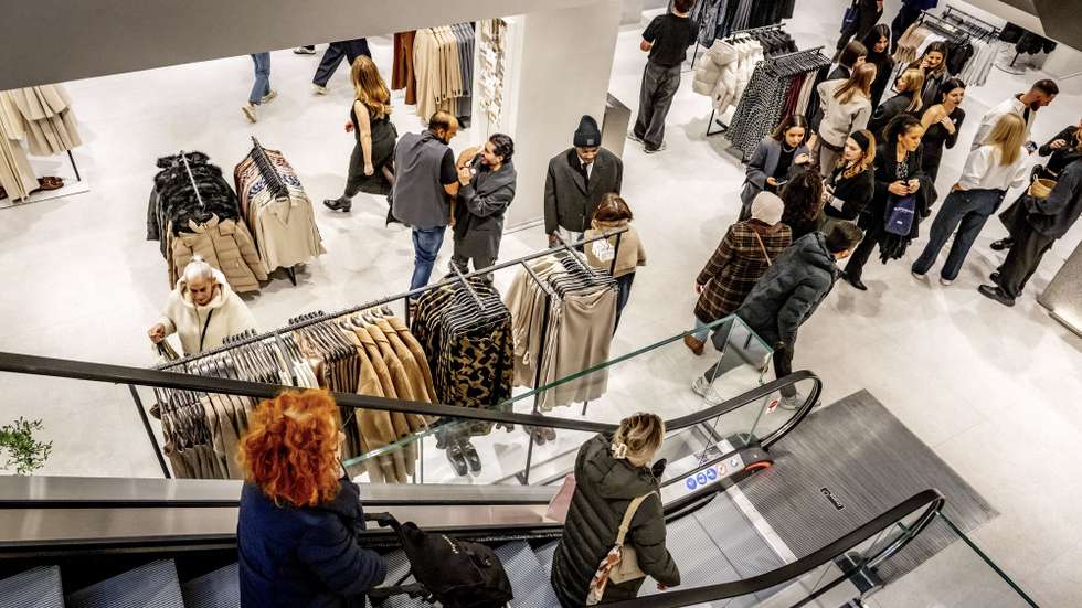 epa10980519 Visitors walk at a Zara store during the opening of the largest store in the world of the Zara fashion chain in Rotterdam, The Netherlands, 17 November 2023. The opening of the newest branch fits within the strategy of the Spanish parent company Inditex, focusing on fewer but larger stores.  EPA/ROBIN UTRECHT