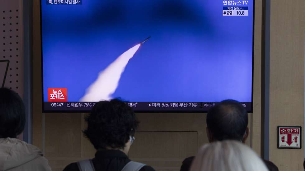 epa12471627 People watch the news at a station in Seoul, South Korea, 22 October 2025. According to South Korea’s Joint Chiefs of Staff (JCS), North Korea launched several ballistic missiles toward the east on 22 October.  EPA/JEON HEON-KYUN