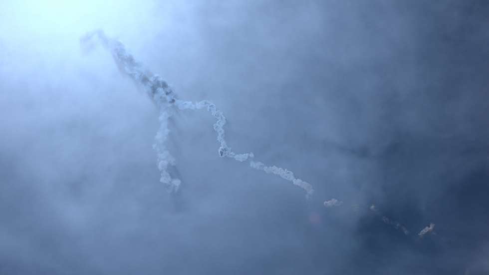 epa12796735 Smoke from intercepted missiles pictured in the sky over Doha, Qatar, 05 March 2026. The US and Israel launched a joint military operation targeting multiple locations across Iran in the early hours of 28 February 2026, with Iran responding by launching retaliatory attacks across the region.  EPA/HANNIBAL HANSCHKE