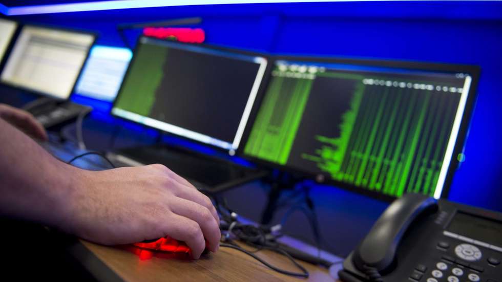 Um trabalhador num centro de defesa em Boeblingen, Alemanha, 9 de dezembro de 2014