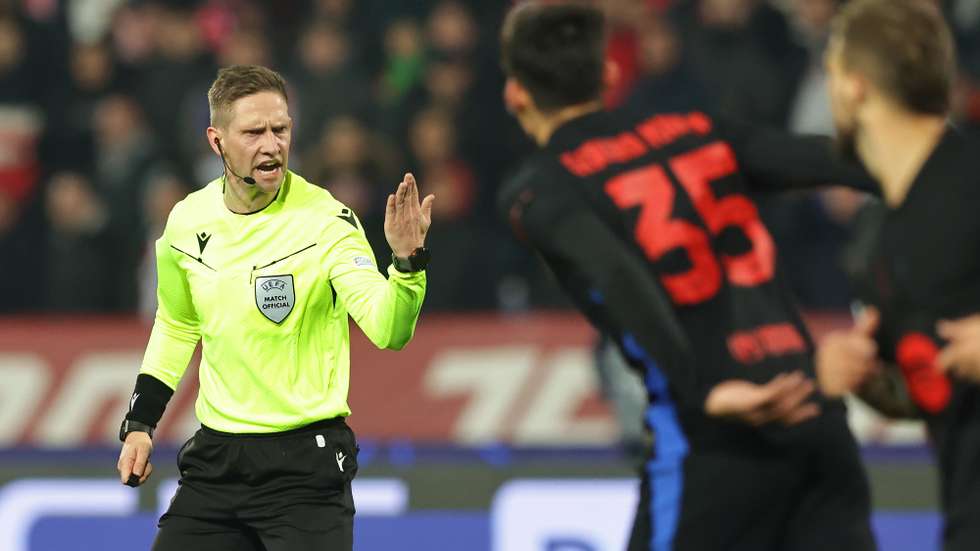 epa11706063 Referee Espen Eskas gestures during the UEFA Champions League league phase match between FC Crvena zvezda and FC Barcelona, in Belgrade, Serbia, 06 November 2024.  EPA/ANDREJ CUKIC