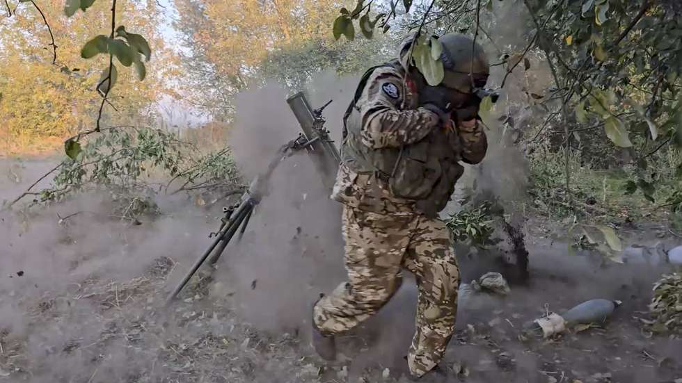 epa11626673 A still image taken from handout video provided 26 September 2024 by the Russian Defence ministry press-service shows Russian servicemen firing 120 mm heavy mortar systems towards Ukrainian positions at an undisclosed location. Russian military stopped three attempts by the Ukrainian army to break through the Russian state border in the Kursk direction, striking eight Ukrainian brigades in the Kursk region, the Russian Defense Ministry said.  EPA/RUSSIAN DEFENCE MINISTRY PRESS S HANDOUT EDITORIAL USE ONLY/NO SALES