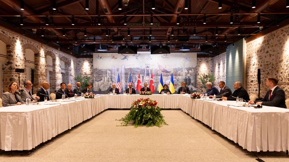 epa12104810 A handout photo provided by the Turkish Foreign Ministry Press Office shows U.S. Secretary of State Marco Rubio (4-L), Turkish Foreign Minister Hakan Fidan (C), and members of the Ukrainian delegation attending a meeting at the Presidential Office in Istanbul, Turkey, 16 May 2025. Delegations from Russia and Ukraine, including the Ukrainian head of state, have arrived in Turkey for planned peace talks. U.S. Secretary of State Rubio is in Istanbul to participate in the talks.  EPA/HANDOUT/TURKISH FOREIGN MINISTER PRESS OFFICE HANDOUT HANDOUT EDITORIAL USE ONLY/NO SALES