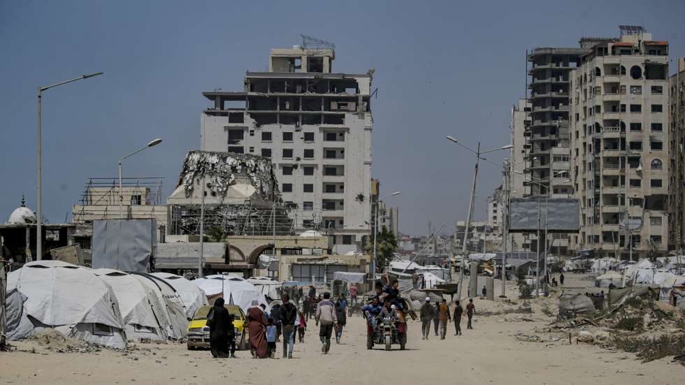 epa12106338 Internally displaced Palestinians move along Al Rashid road in the west of Gaza City on, 16 May 2025. More than 51,000 Palestinians have been killed in the Gaza Strip, according to the Palestinian Ministry of Health, since Israel launched a military campaign in the strip in response to a cross-border attack led by the Palestinian militant group Hamas on 07 October 2023, in which about 1,200 Israelis were killed and more than 250 taken hostage.  EPA/MOHAMMED SABER