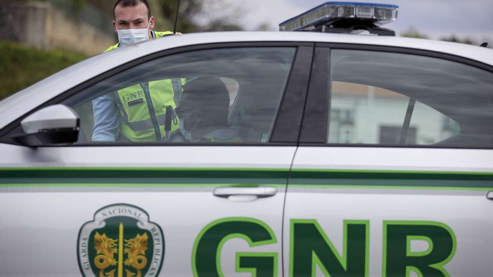 Um militar da GNR durante uma operação stop de sensibilização para o cumprimento do dever geral de isolamento, na Autoestrada A1 nas portagens dos Carvalhos/Grijó no sentido Sul/Norte, Vila Nova de Gaia, 29 de março de 2020. MANUEL FERNANDO ARAÚJO/LUSA