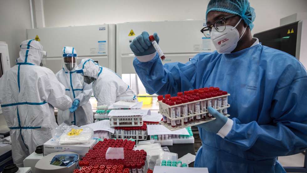 O cientista angolano Dr. Valdemar Tchipenhe (D) coordena o Centro de Diagnóstico Laboratorial de Viana que trabalha no diagnóstico das infeções por covid-19 em Angola, Luanda, 25 de setembro de 2020. (ACOMPANHA TEXTO DE 12/10/2020) AMPE ROGÉRIO/LUSA