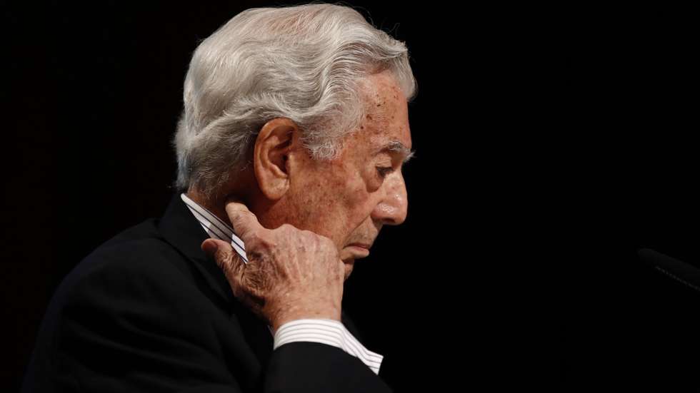 epa08730065 Peruvian writer Mario Vargas Llosa takes part in a tribute on he occasion of the 10th anniversary of his Nobel award, held at Cervantes Institute in Madrid, central Spain, 08 October 2020.  EPA/Javier Lopez