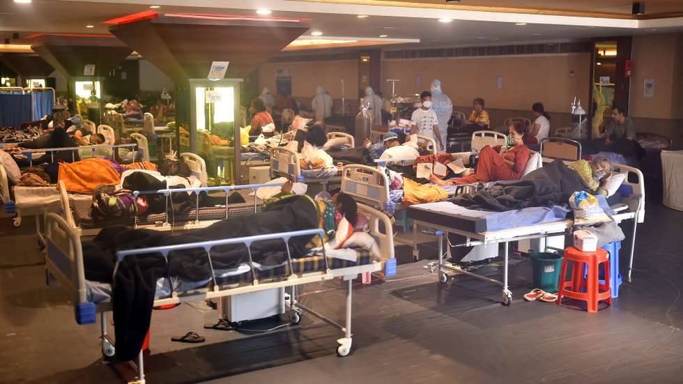epa09163271 Patients receive treatment inside a COVID 19 care centre and isolation ward facility near a Hospital in New Delhi, India, 27 April 2021. The WHO Chief Tedros Adhanom Ghebreyesus told reporters that the situation in India is beyond heartbreaking after India recorded a massive surge of 332,730 fresh Covid-19 cases and 2,771 deaths, the highest single-day spike in COVID-19 infections and also struggling with the oxygen supply.  EPA/IDREES MOHAMMED