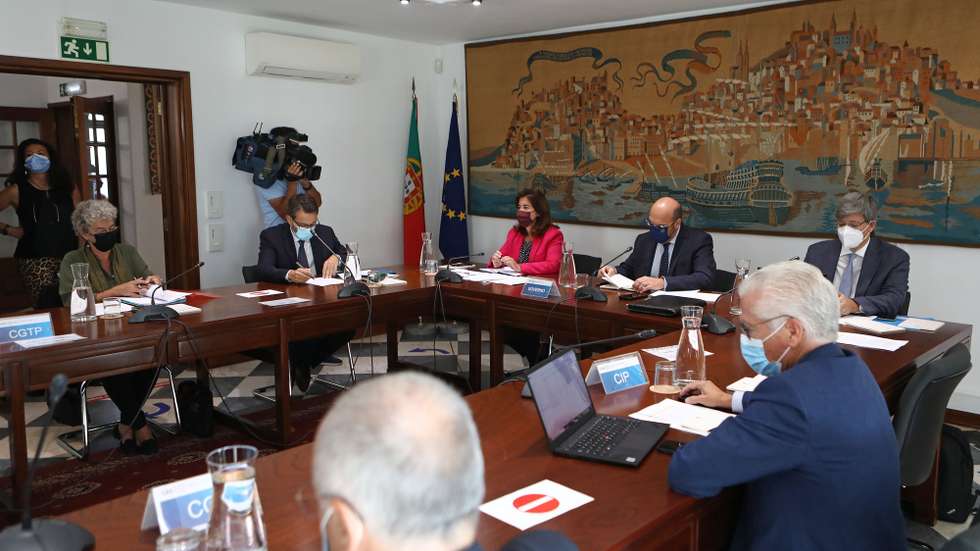A ministra do Trabalho, Solidariedade e Segurança Social, Ana Mendes Godinho (C), acompanhada pelo ministro de Estado, da Economia e da Transição Digital, Pedro Siza Vieira (3-D), durante a reunião da Comissão Permanente de Concertação Social, com os temas da Agenda do Trabalho Digno  e os Acordos mobilidade Índia e CPLP, em Lisboa, 06 de outubro de 2021. ANTÓNIO PEDRO SANTOS