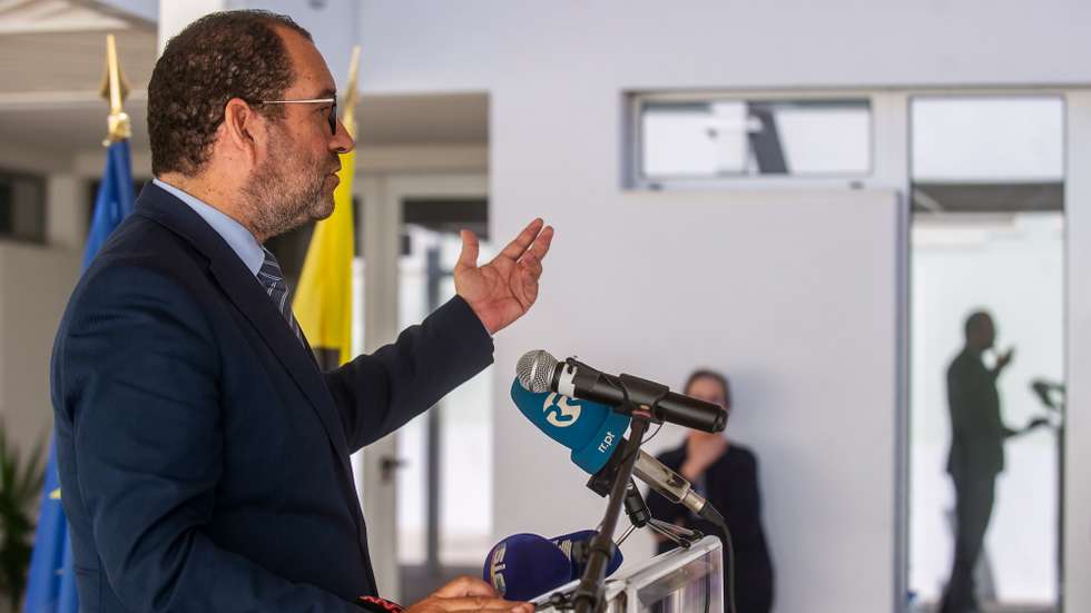 O ministro da Educação, João Costa, discursa durante a inauguração da requalificação da Escola Básica Professor Abílio Madeira Martins no início do ano letivo 2023/2024, em Minde, Alcanena, 12 de setembro de 2023. O ano letivo 2023/2024 arranca a partir de hoje para cerca de 1,3 milhões de alunos do 1.º ao 12.º ano, mas muitos não terão ainda todas as disciplinas por faltarem professores nas escolas. BRUNO TEIXEIRA PIRES/LUSA