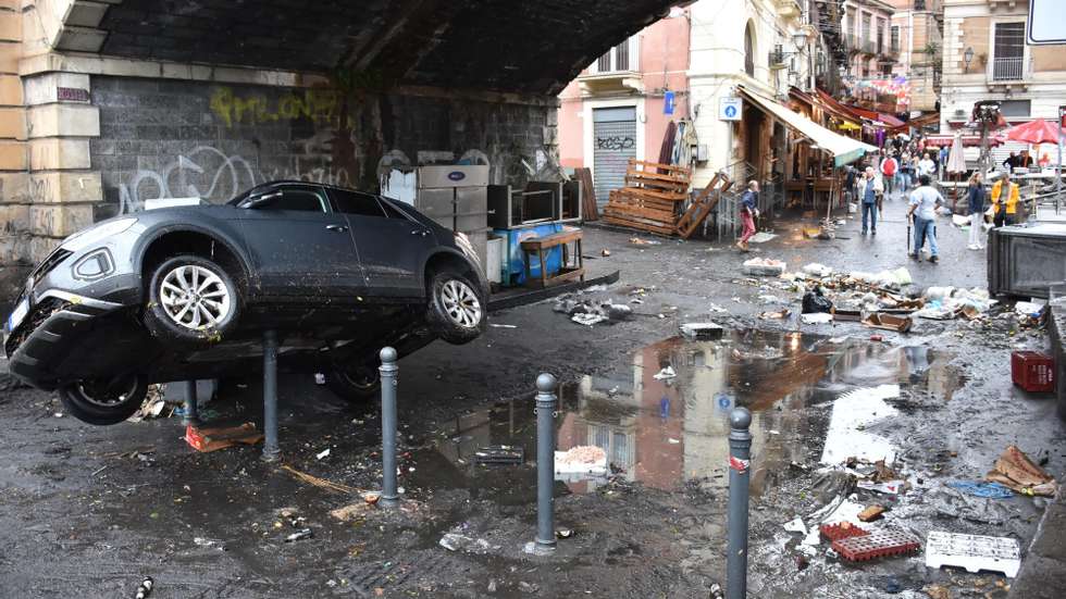 epaselect epa11668255 People inspect the damage caused by flooding water in central area of Catania, Italy, 19 October 2024. Torrential rain in Catania and its province caused flooding and damage. Descending water from the Etna villages poured onto the central Via Etnea, transforming it into a raging river before flowing towards the sea, dragging everything in its path.  EPA/Orietta Scardino