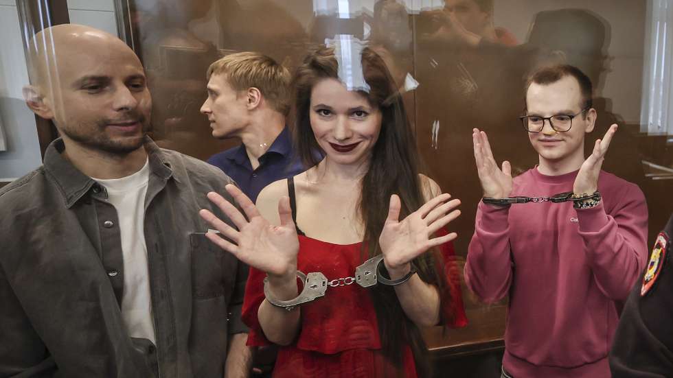 epa12033385 Russian journalists Konstantin Gabov (rear), Antonina Favorskaya (C), Artyom Kriger (R) and Sergey Karelin (L) stand in a defendant's cage during the verdict announcement at the Nagatinsky District Court in Moscow, Russia, 15 April 2025. The Russian journalists accused of working with late Russian opposition leader Navalny were jailed for more than five years each.  EPA/YURI KOCHETKOV