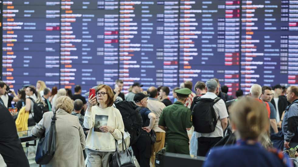 epaselect epa12222145 Passengers examine departure table waiting their flights at Sheremetyevo International Airport outside Moscow, Russia, 07 July 2025. According to the Russian Ministry of Transport, 241 flights were delayed and 158 flights were cancelled at Sheremetyevo Airport in Moscow over the past 24 hours due to a possible attack by Ukrainian drones.  EPA/YURI KOCHETKOV