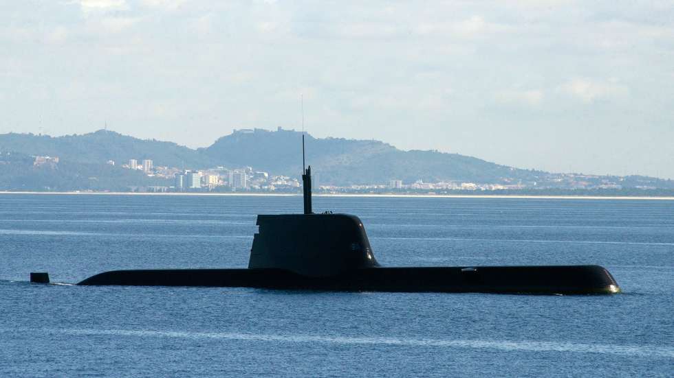 O submarino NRP Arpão durante a demonstração do 'Swordfish 2018', o maior exercício naval em Portugal, ao largo de Setúbal, 26 de junho de 2018. O maior exercício naval em Portugal, que tem como objetivo principal garantir os padrões elevados de prontidão e de interoperabilidade das forças navais e aéreas na resposta a um cenário de crise. Este exercício da Marinha envolve mais de dois mil militares, 14 navios (nove navios portugueses, dois navios espanhóis, um navio francês, um navio italiano e um navio inglês), e conta ainda com a participação da Força Aérea Portuguesa e da Força Aérea espanhola. RUI MINDERICO/LUSA