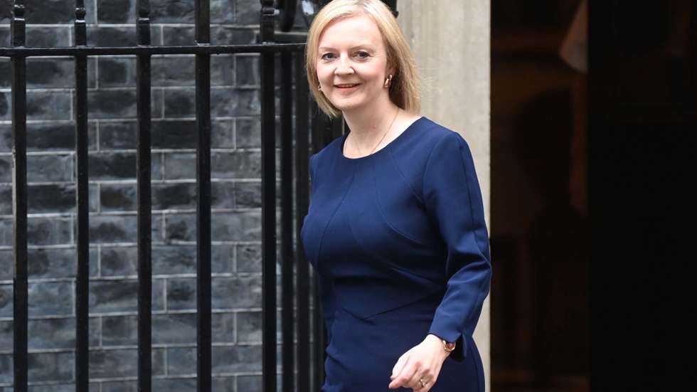 epa10200861 Britain's Prime Minister Liz Truss (L) departs 10 Downing Street ahead of a statement in parliament, in London, Britain, 23 September 2022. Chancellor of the Exchequer Kwasi Kwarteng will make a fiscal statement announcing a radical shift in the UK's economic policy.  EPA/NEIL HALL