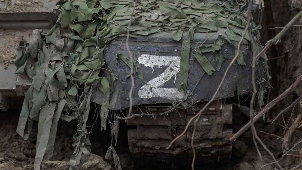 epa10412984 A still image taken from a handout video provided by the Russian Defence Ministry Press-Service on 18 January 2023 shows the letter 'Z' painted on a Russian T-72 battle tank at an undisclosed location in the Kherson Region, southern Ukraine. On 24 February 2022 Russian troops entered the Ukrainian territory in what the Russian president declared a 'Special Military Operation', starting an armed conflict that has provoked destruction and a humanitarian crisis. The letter Z, painted on Russian military vehicles in Ukraine, has become a symbol of support for the Russian army.  EPA/RUSSIAN DEFENCE MINISTRY PRESS SERVICE HANDOUT -- MANDATORY CREDIT -- BEST QUALITY AVAILABLE -- HANDOUT EDITORIAL USE ONLY/NO SALES