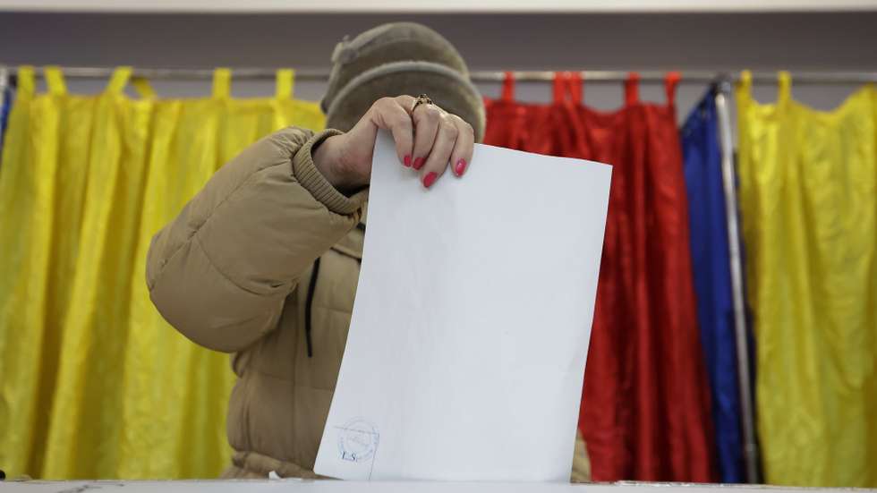 epa11751715 A Romanian elderly woman casts her ballot at Cezar Bolliac Primary School polling station in Bucharest, Romania, 01 December 2024. Approximately 18 million Romanian citizens are expected at the polling stations this weekend for choosing the bicameral parliament members, according to the Permanent Electoral Authority (AEP), of which 989,230 people can express their intention abroad.  EPA/ROBERT GHEMENT