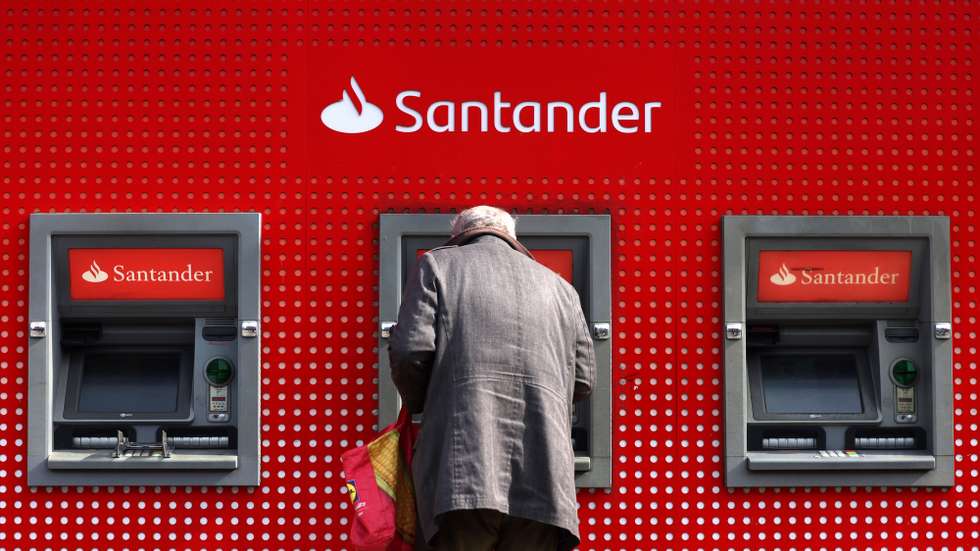 epaselect epa11973776 A customer uses a Santander ATM machine in London, Britain, 19 March 2025. Santander has announced it plans to close some 95 bank branches across the UK, which will put 750 jobs at risk.  EPA/ANDY RAIN