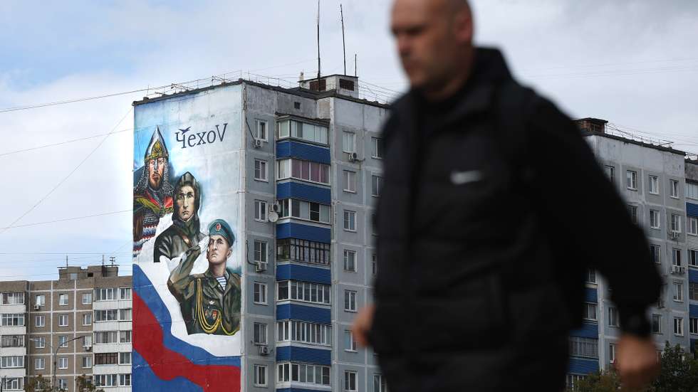 epa12324160 A mural by Russian artist Ilya Demchenko, depicting Russian soldiers from different eras, adorns the exterior wall of an apartment building in the town of Chekhov, Moscow region, Russia, 26 August 2025.  EPA/MAXIM SHIPENKOV