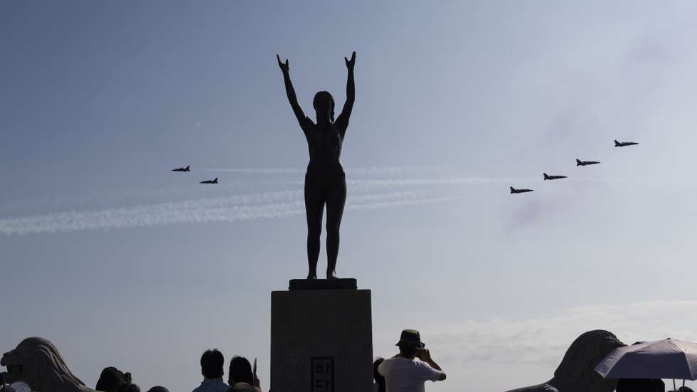 epa13131560 The Black Eagles aerobatic team of the South Korean Air Force performs an aerobatic flypast during the 29th Boryeong Mud Festival at Daecheon Beach in Boryeong City, South Korea, 25 July 2026. The festival runs from 24 July to 09 August 2026.  EPA/JEON HEON-KYUN
