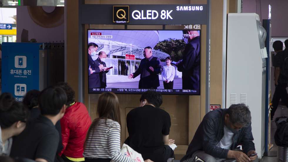 epa10664083 People watch the news at a station in Seoul, South Korea, 31 May 2023. According to South Korea's Joint Chiefs of Staff (JCS) North Korea launched a Military Spy Satellite in the early morning of 31 May.  EPA/JEON HEON-KYUN