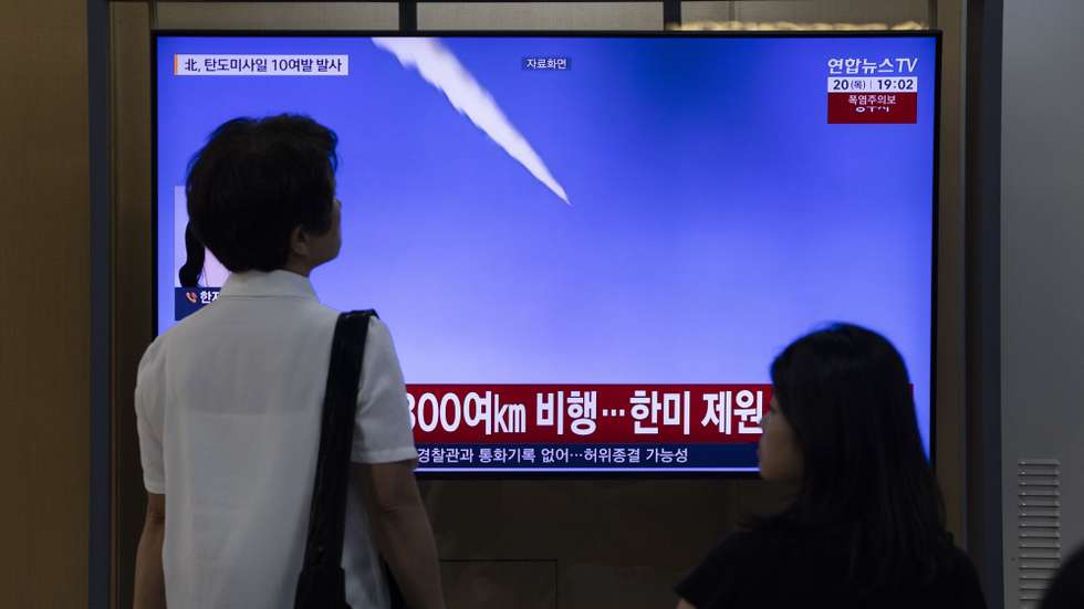 epa13180145 People watch the news on a television screen at a station in Seoul, South Korea, 20 August 2026. According to South Korea's Joint Chiefs of Staff (JCS), North Korea launched several ballistic missiles toward the East Sea amid the South Korea-US Ulchi Freedom Shield (UFS) exercise on 20 August.  EPA/JEON HEON-KYUN