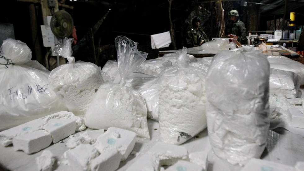 epa02966571 A picture taken on 13 October 2011 and released on 14 October 2011 shows several bags with cocaine seized during an operation of the Colombian police in which six tons of cocaine and other drugs were seized in Guaracu, Colombia. The drugs were property of paramilitary groups.  EPA/LEONARDO MUNOZ