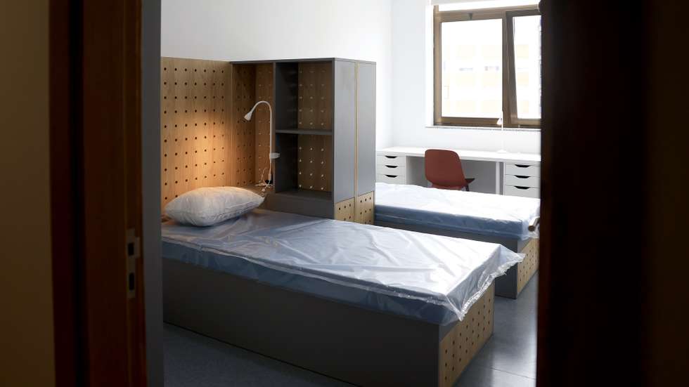 Um quarto para estudantes na 2.ª residência que a Federação Académica do Porto (FAP) vai abrir para alojamento estudantil em meados de setembro, no Porto, 03 de Setembro de 2025. A nova residência estudantil da Federação Académica do Porto teve um orçamento de 150 mil euros oriundos da Queima das Fitas do Porto e vai abrir portas dia 11 de setembro, na Praça do Marquês, a 24 estudantes bolseiros. (ACOMPANHA TEXTO DA LUSA DO DIA 04 DE SETEMBRO DE 2025). JOSÉ COELHO/LUSA