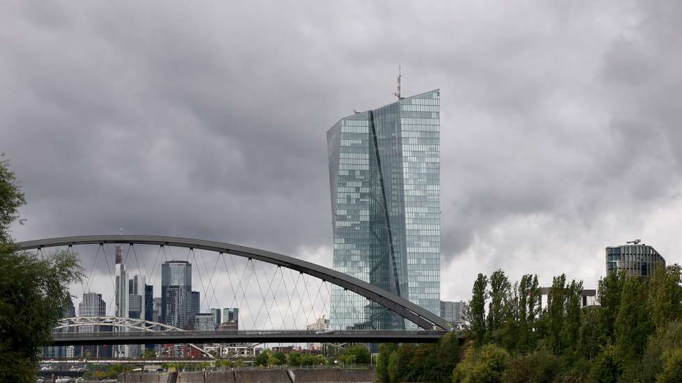 epa12369118 The European Central Bank (ECB) headquarters (C) seen behind a bridge on the River Main, in Frankfurt, Germany, 11 September 2025. The ECB Governing Council held a monetary policy meeting on 11 September.  EPA/RONALD WITTEK