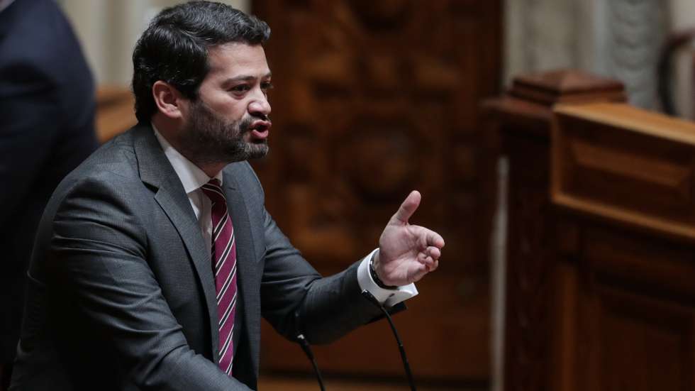 O deputado do Partido Chega André Ventura intervém durante a apresentação e discussão dos Relatórios sobre a aplicação da Declaração do Estado de Emergência na Assembleia da República em Lisboa, 25 de março de 2021. TIAGO PETINGA/LUSA