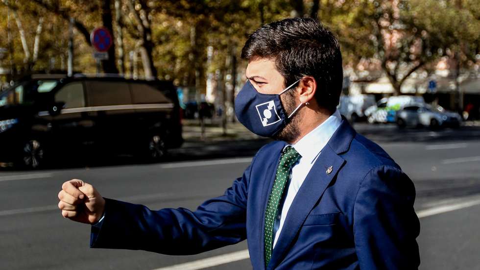 O presidente do CDS-PP, Francisco Rodrigues dos Santos, durante a ação de esclarecimento sobre o Vale Farmácia, em Lisboa, 23 de novembro de 2020. NUNO FOX/LUSA