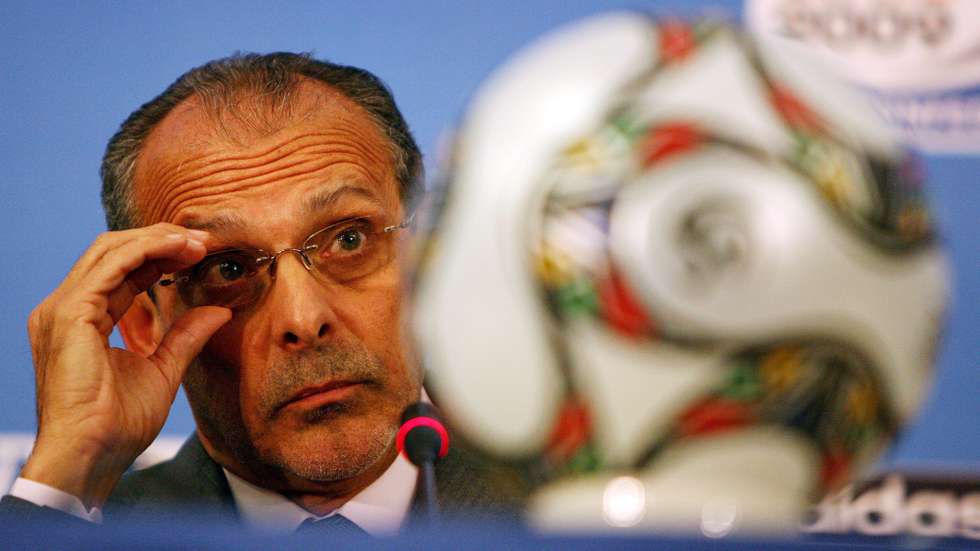 epa01557705 Iraqi national soccer coach Jorvan Vieira addresses a press conference after the draw for the 2009 FIFA Confederations Cup in Johannesburg, South Africa, 22 November 2008. The draw decides which of the best continental performers will face each other in the two four-team groups. FIFA Secretary General Jerome Valcke was assisted by seven Miss World contestants from the participating member associations, as well as the reigning Miss World Zilin Zhang, representing Asian champions Iraq.  EPA/JON HRUSA