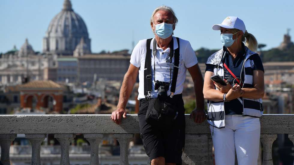 epa08729324 Tourists wearing protective face masks at the Pincio terrace in Villa Borghese Park, Rome, Italy, 08 October 2020. The Italian cabinet met to extend Italy's COVID-19 state of emergency until 31 January and approved a decree with new measures to combat the spread of the coronavirus.  EPA/ETTORE FERRARI