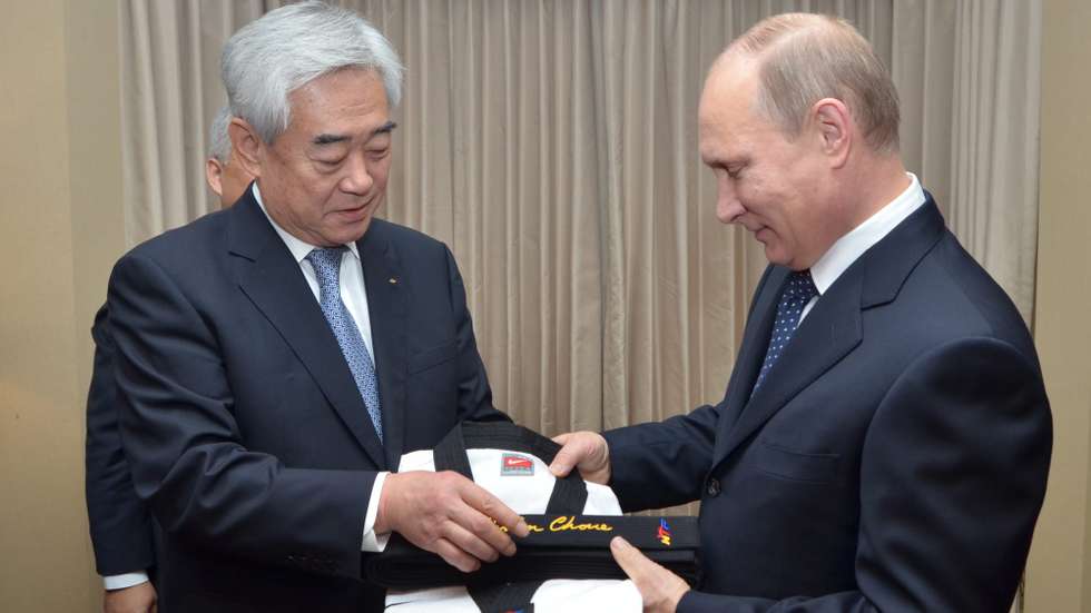 Uma imagem da World Taekwondo que mostra o Presidente Putin a receber o cinturão negro honorífico