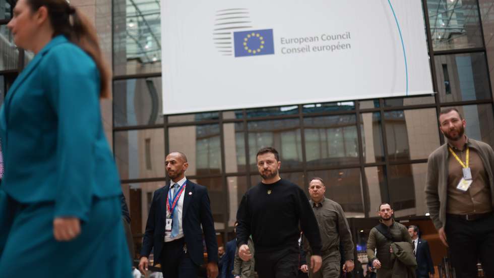 epa11664148 Ukraine's President Volodymyr Zelensky (C) on his way to a press briefing during the European Council summit in Brussels, Belgium, 17 October 2024. EU leaders are meeting in Brussels to discuss Ukraine, the Middle East, competitiveness, migration and foreign affairs.  EPA/OLIVIER HOSLET
