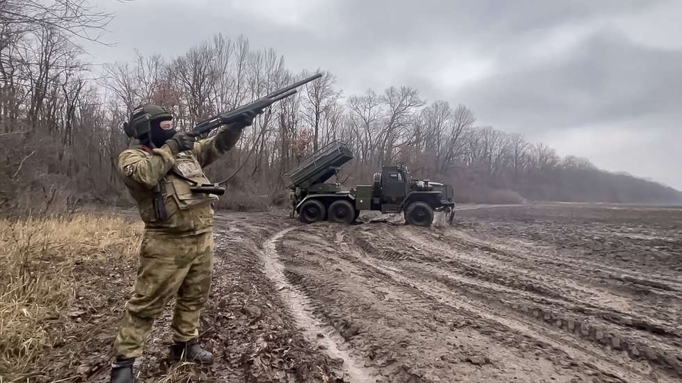epa11828955 A still image taken from a handout video made available by the Russian Defence Ministry Press-Service on 16 January 2025 shows Russian serviceman as the BM-21 'Grad' jet rocket systems prepares for launch in border areas of the Kursk region, Russia. Fighting between Russian and Ukrainian forces has been ongoing in the Kursk region since 06 August 2024 following a Ukrainian military incursion into the Russian border region.  EPA/RUSSIAN DEFENCE MINISTRY HANDOUT HANDOUT EDITORIAL USE ONLY/NO SALESHANDOUT EDITORIAL USE ONLY/NO SALES