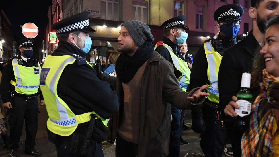 epa08799517 Police encourage drinkers to head home in Soho before lockdown in London, Britain, 04 November 2020. The UK government have announced that the UK will begin its second national lockdown from 05 November. This comes as news reports state that COVID-19 related deaths in Britain have increased by 46 percent in less than a week.  EPA/ANDY RAIN