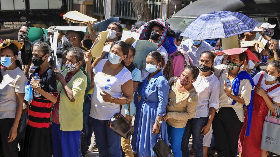 epa09211006 People queue for registrations for the government&#039;s COVID-19 social assistance in Dili, East Timor, also known as Timor Leste, 19 May 2021. The government continue to distribute social assistance for people affected by the ongoing coronavirus disease (COVID-19) pandemic. East Timor has recorded more than 4,700 coronavirus disease (COVID-19) cases since the beginning of the pandemic.  EPA/ANTONIO DASIPARU